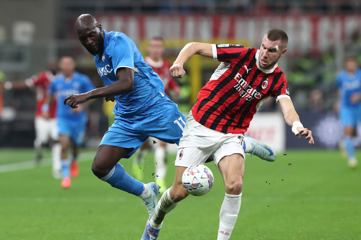 MILAN, ITALY - OCTOBER 29: Romelu Lukaku of SSC Napoli competes for the ball with Strahinja Pavlovic of AC Milan during the Serie A match between AC Milan and SSC Napoli at Stadio Giuseppe Meazza on October 29, 2024 in Milan, Italy. (Photo by Marco Luzzani/Getty Images)