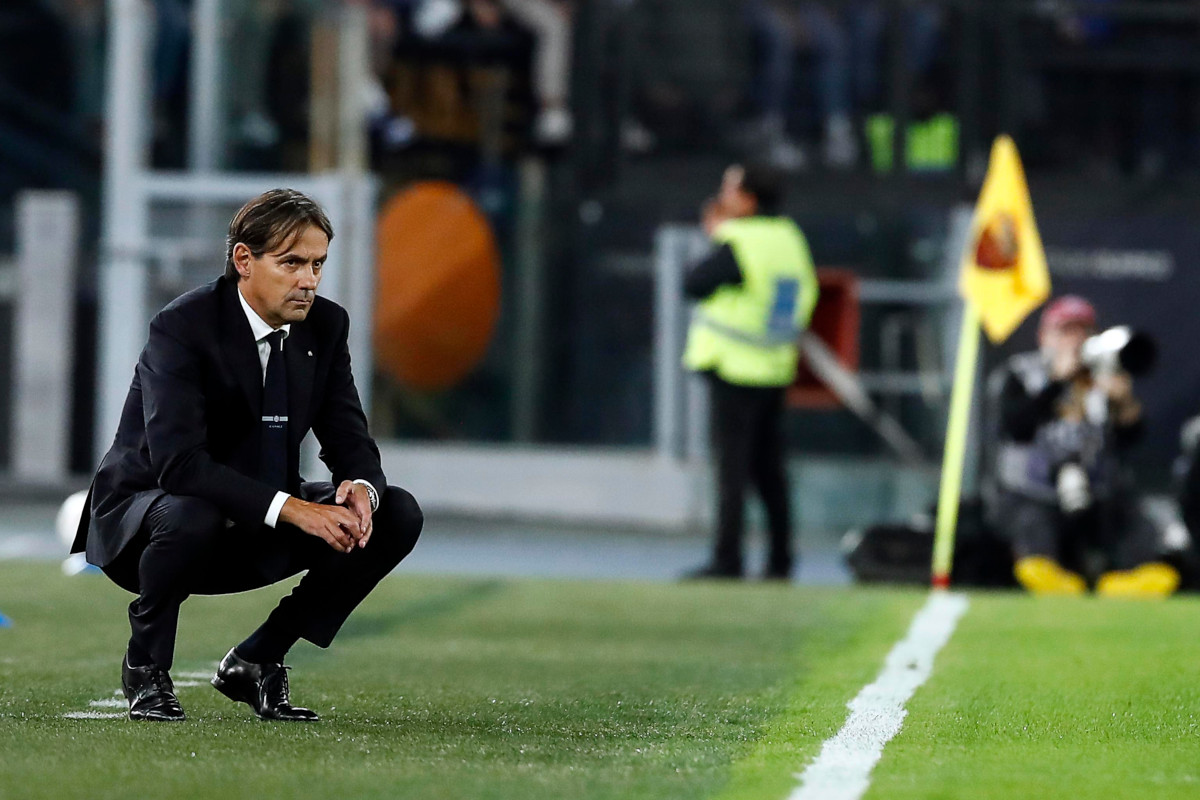 epa11671945 Inter's coach Simone Inzaghi looks on during the Italian Serie A soccer match AS Roma vs FC Inter at Olimpico stadium in Rome, Italy, 20 October 2024. EPA-EFE/ANGELO CARCONI