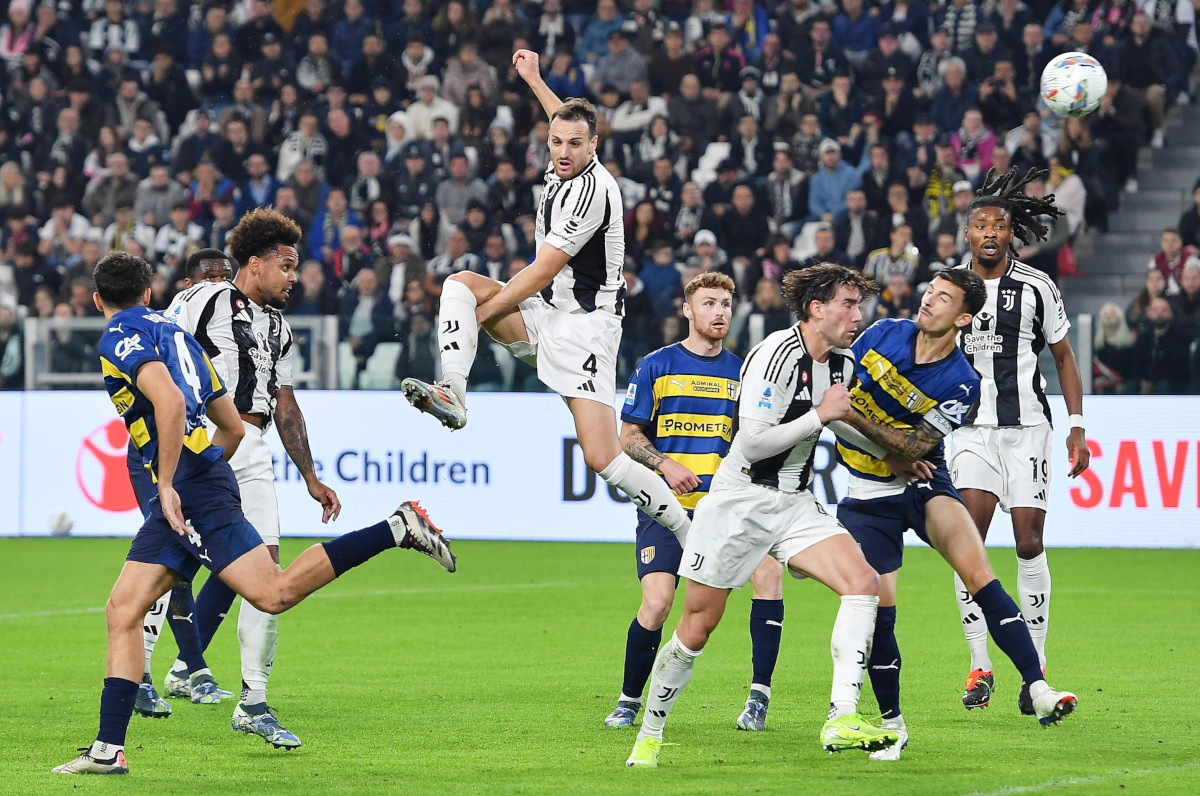 epa11693062 Juventus' Weston Mckennie (L) scores the 1-1 goal during the Italian Serie A soccer match between Juventus FC and Parma Calcio, in Turin, Italy, 30 October 2024. EPA-EFE/ALESSANDRO DI MARCO